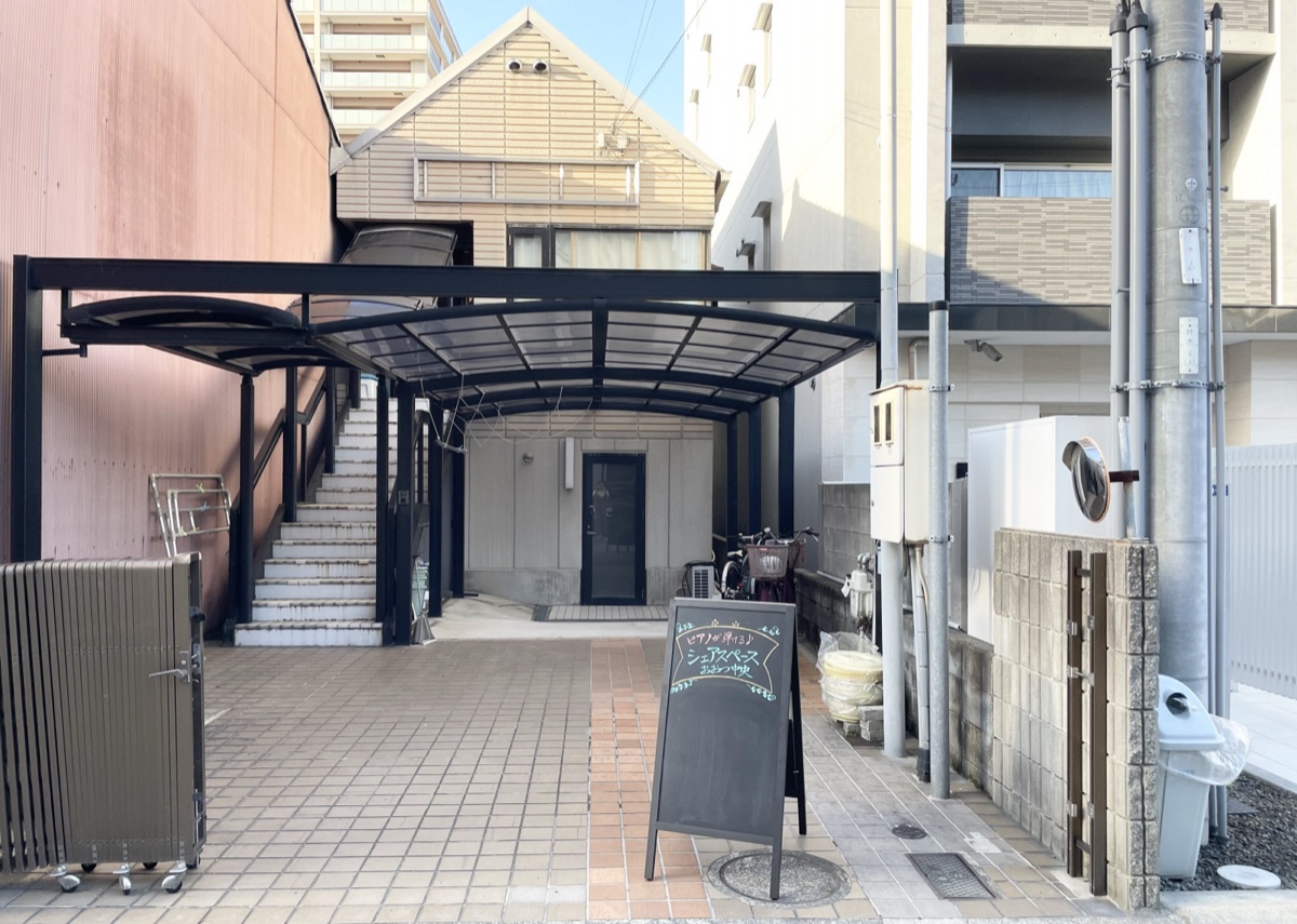 シェアスペースおおつ中央の入口。黒板の立て看板が目印